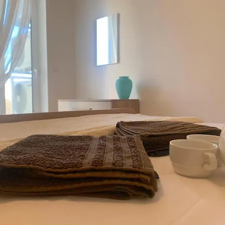 Comfortable ! Stylish ! Fully Air Conditioned ! アパート