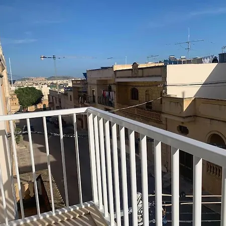 Comfortable ! Stylish ! Fully Air Conditioned ! サーナ