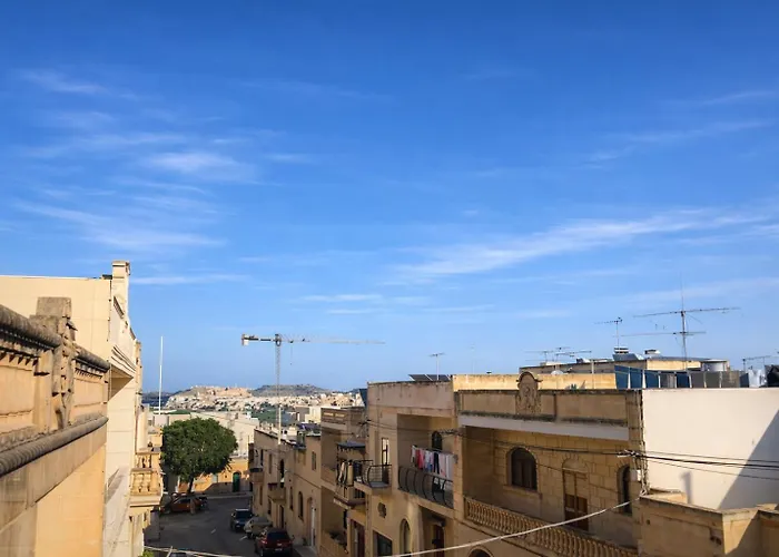 Comfortable ! Stylish ! Fully Air Conditioned ! Appartamento